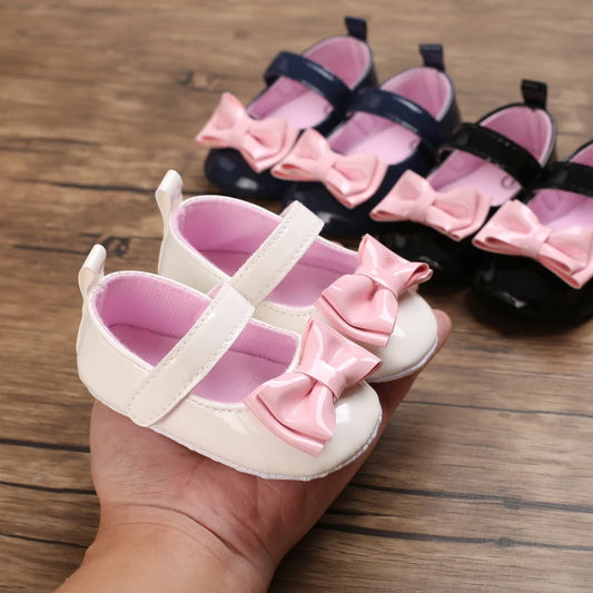 Spring and Autumn Season 0-18 Months Baby ToddlerShoes with Anti-slip Soft Rubber Sole Children's Shoes withLove Embroidery